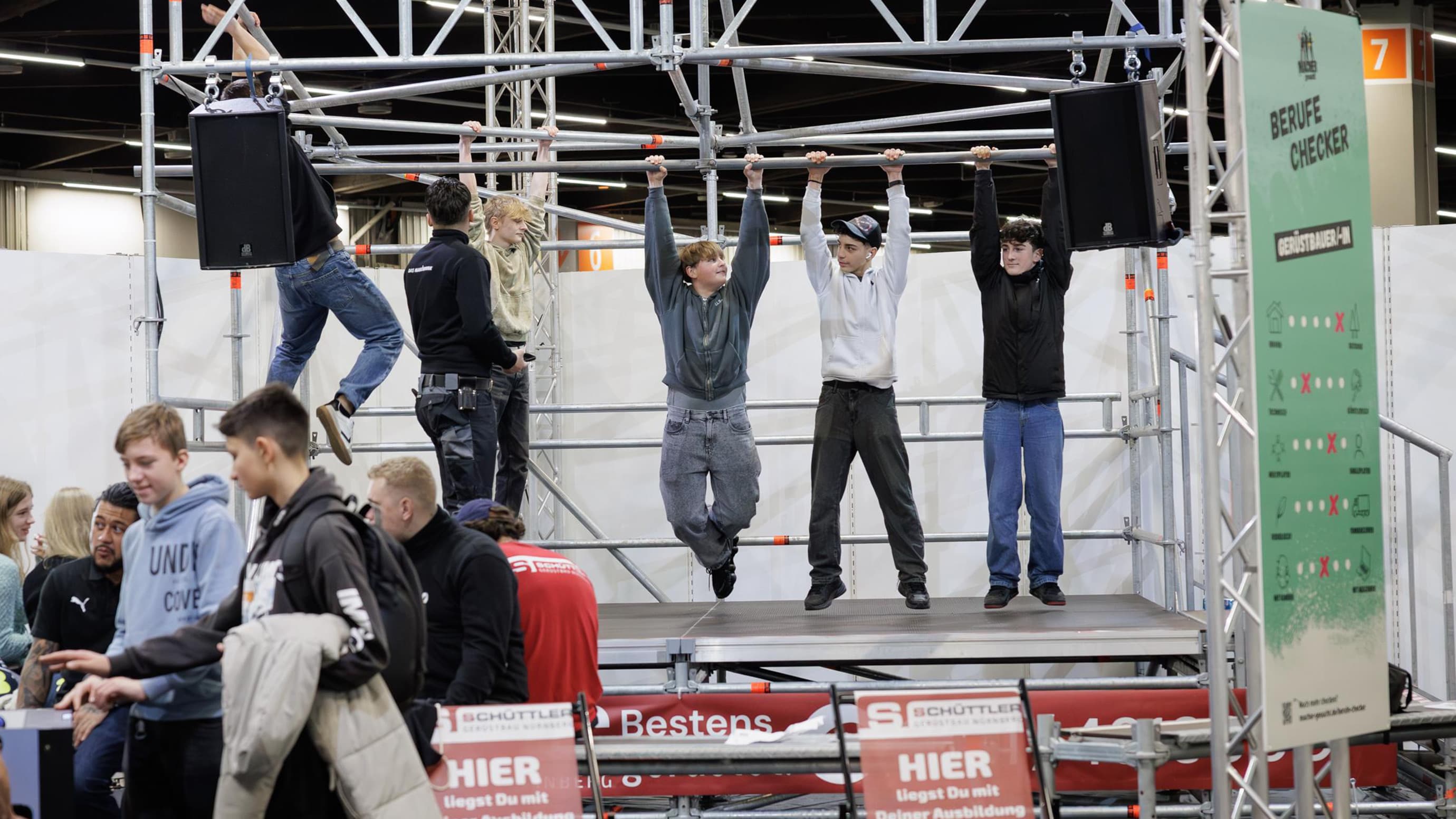 Schüler am Stand der Gerüstbauer bei der BERUFSBILDUNG 2025