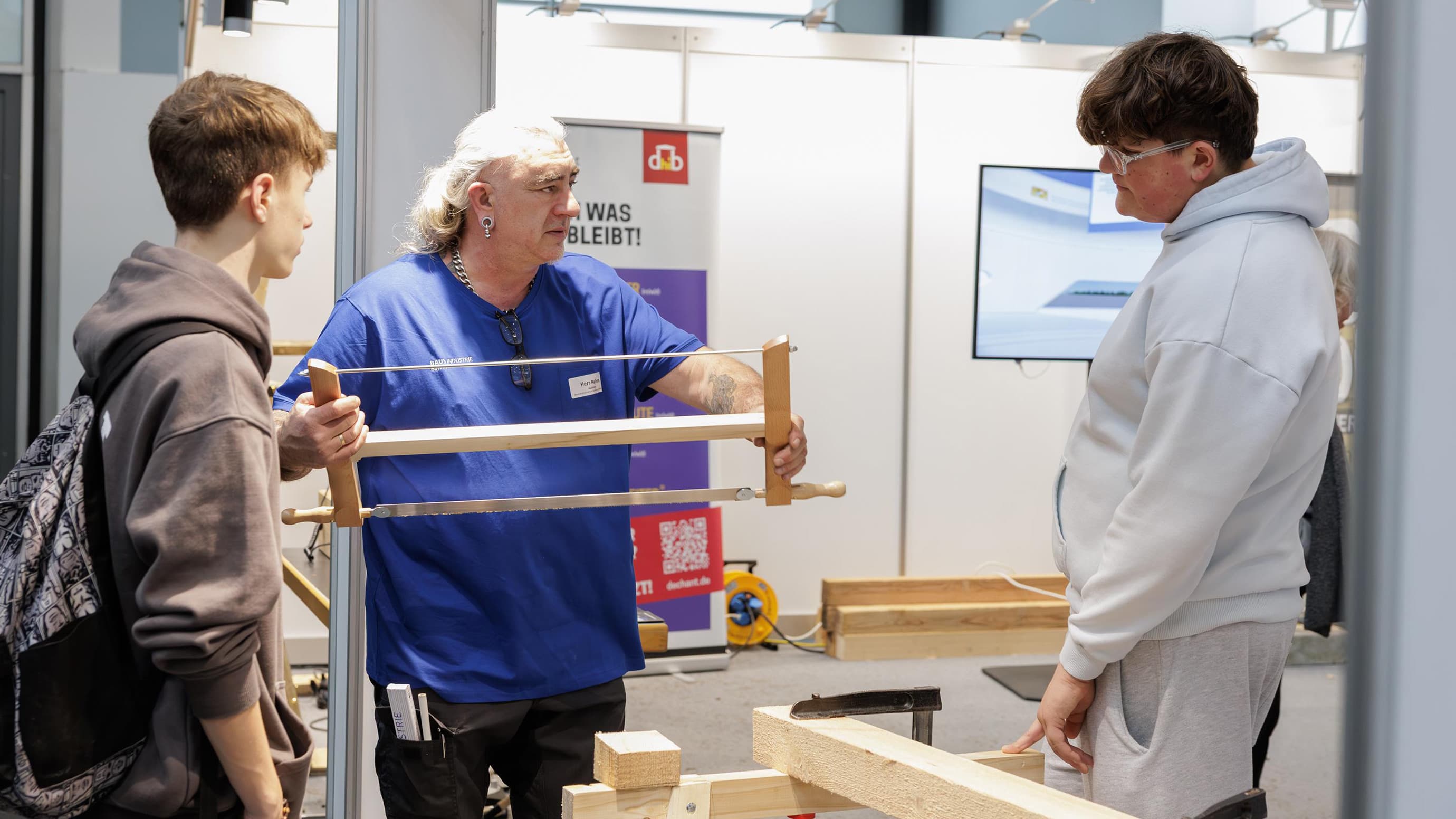 Schüler am Stand der Holzberufe bei der BERUFSBILDUNG 2025