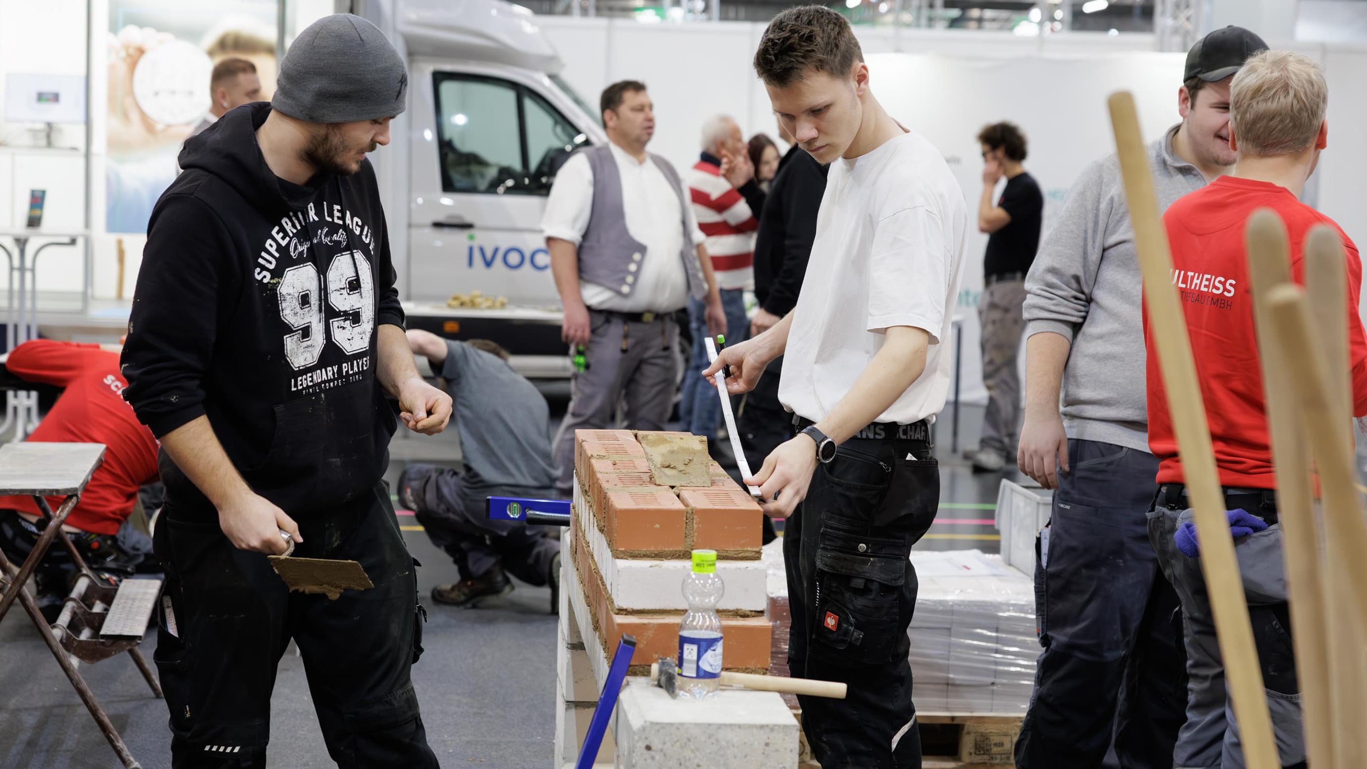 Schüler am Stand der Maurer bei der BERUFSBILDUNG 2025