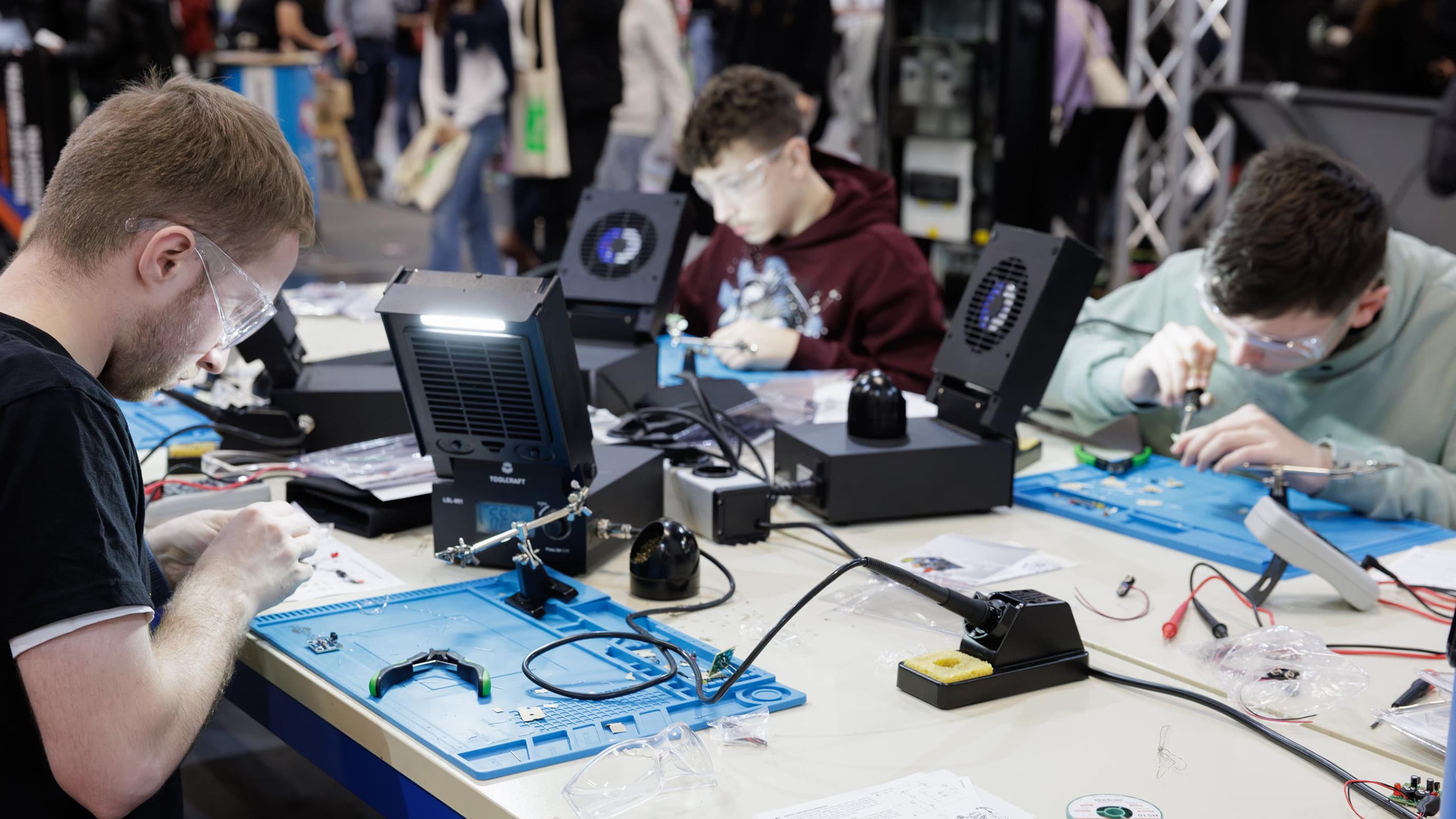 Schüler probieren Technik bei der BERUFSBILDUNG 2025